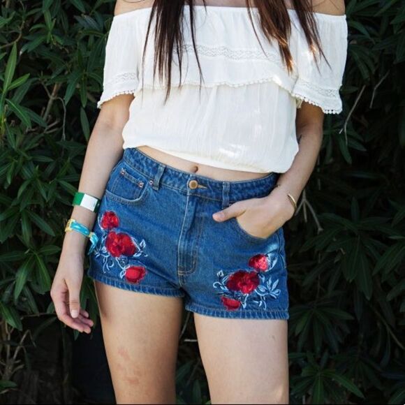 H&M x Coachella High Rise Rose Embroidered Jean Shorts 4 - Picture 1 of 7